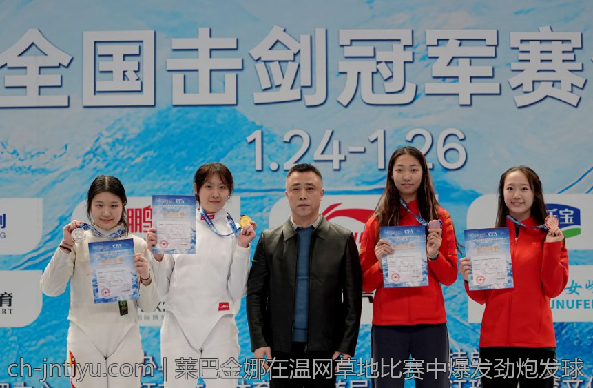 莱巴金娜在温网草地比赛中爆发劲炮发球